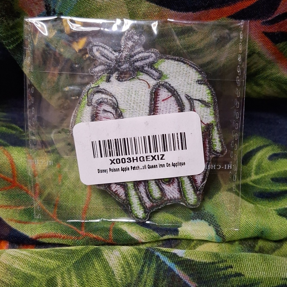 Official Disney Snow White Wicked Queen Poison Apple Patch LG - Picture 2 of 5